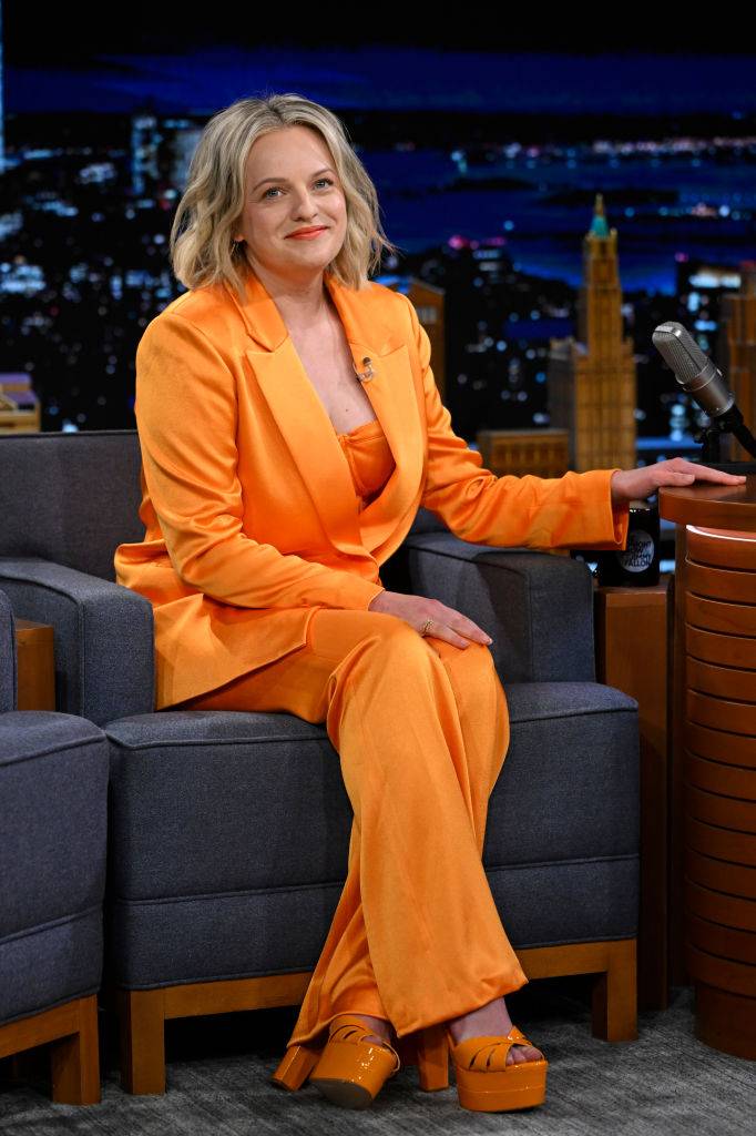 Elisabeth Moss ebben a vagány, narancssárga szettben ment a Jimmy Fallon Show-ba 2022-ben.