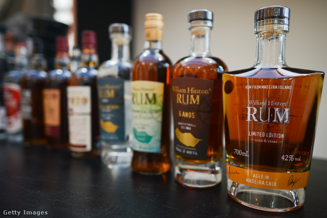 A hagyományos eljárással készült, hordóban érlelt rumnak az íze is finomabb, és az ára is magasabb