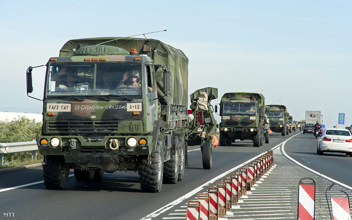 A Brave Warrior 2015 elnevezésű többnemzeti hadgyakorlaton részt vevő amerikai katonai konvoj Hegyeshalom közelében, az M15-ös autóúton 2015. szeptember 16-án