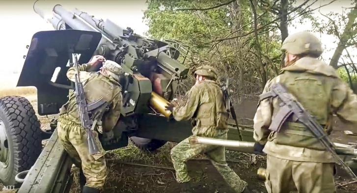 Az orosz védelmi minisztérium sajtószolgálata által 2022. szeptember 11-én közreadott videóról készített képen orosz katonák Mszta–B 1524 milliméteres ágyúval tüzelnek egy ukrajnai fronton