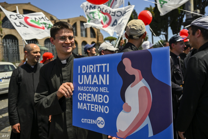Az abortusztörvény szigorításáért tüntető papok Rómában 2022. május 21-én
