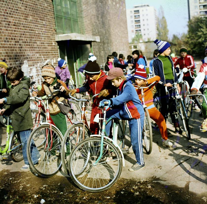 1980-ban még Csepel biciklik egész hada sorakozott az általános iskolák bejáratánál. A képen a Bogdánfy Ödön Általános Iskola - ma Kürt Alapítványi Gimnázium.