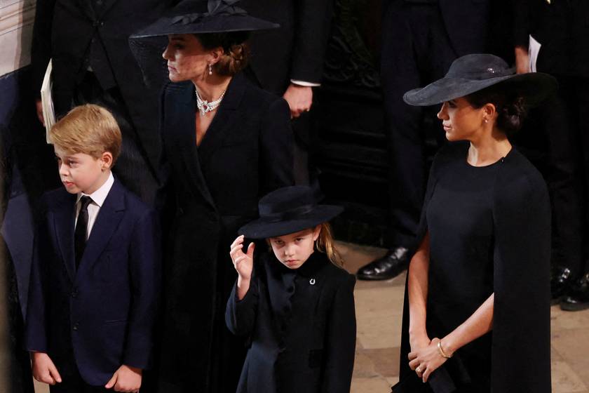 Charlotte és György is részt vettek a temetésen, Lajos azért nem lehetett a családdal, mert Katalinék túl kicsinek tartották őt a ceremóniához.