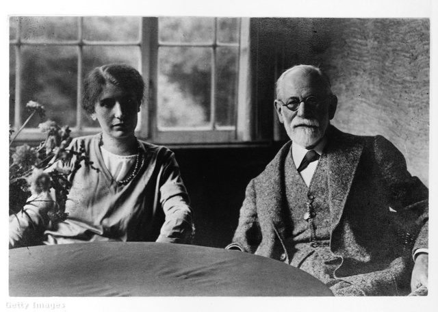 Az osztrák neurológus és pszichiáter, mellette a lánya, Anna Freud