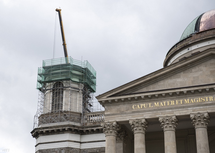 A felújítás alatt álló esztergomi Nagyboldogasszony- és Szent Adalbert-főszékesegyház déli tornya 2022. szeptember 19-én