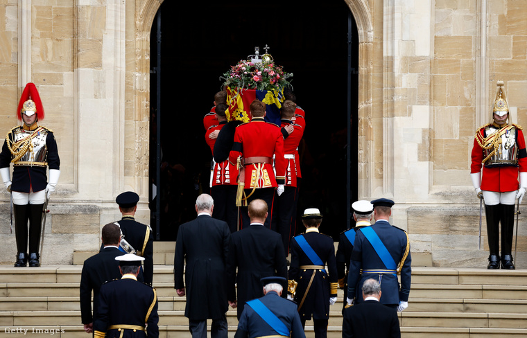 A királynő koporsója megérkezett a Szent György-kápolnához, ahol a végső gyászszertartás zajlik