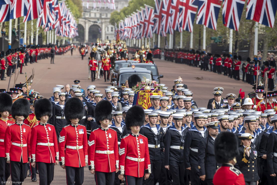 II. Erzsébet királynő koporsója a The Mall úton 2022. szeptember 19-én