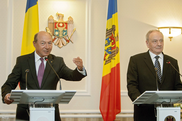 Traian Basescu roman elnök (b) és Nicolae Timofti moldovai államfő egy sajtótájékoztatón Chisinauban.