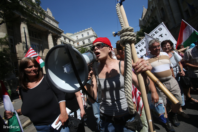 Devizahiteles tüntetők Budapesten, július 4-én