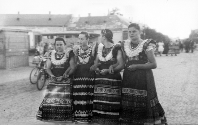 Vonulnak a lányok a főutcán (Mezőkövesd, 1934)