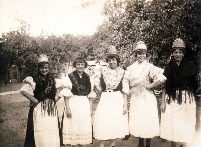 Lányok népviseletben (1929)