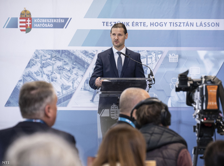 Kovács László, a Közbeszerzési Hatóság elnöke beszédet mond a Közbeszerzési Expó 2022 megnyitóján a Millenáris Parkban 2022. szeptember 20-án