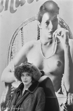 A főszereplő Sylvia Kristel az Emmanuelle-film plakátja előtt