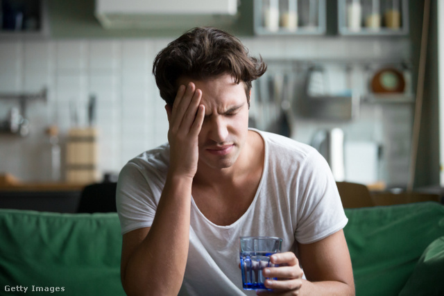 Borzasztó fejfájás lehet a következménye, ha az antibiotikumra a tiltás ellenére alkoholt iszunk