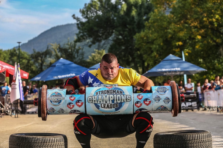 Juhász Péter, a Strongman Champions League magyar résztvevője verseny közben a sorozat boszniai állomásán
