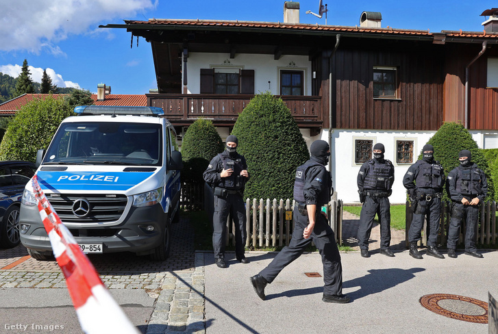Rendőrök állnak Aliser Uszmanov egyik németországi villája előtt 2022. szeptember 21-én Rottach-Egernben