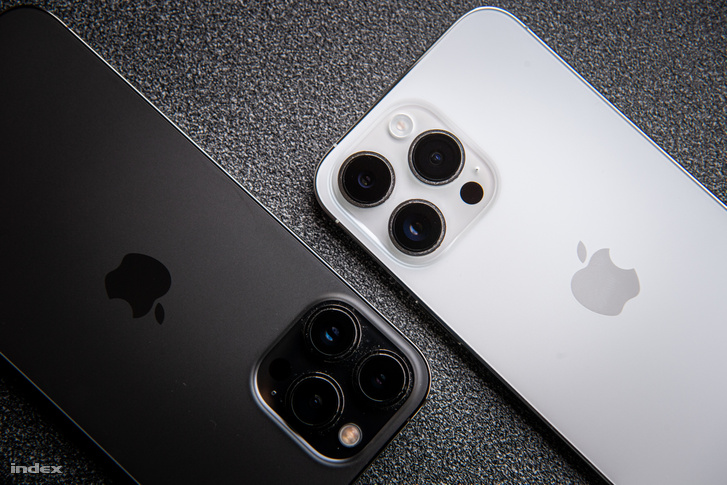 Egymás mellett az iPhone 13 Pro Max és a 14 Pro Max, előbbi grafit-, míg utóbbi ezüstszínben