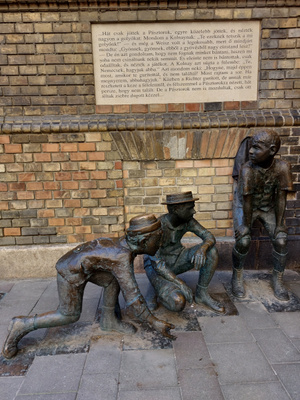 A Pál utcai fiúk szoborcsoport a Práter utcában, Budapesten