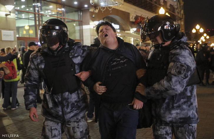 A Vlagyimir Putyin orosz elnök által elrendelt részleges mozgósítás elleni tüntetők egyikét veszik őrizetbe rendőrök Moszkvában 2022. szeptember 21-én