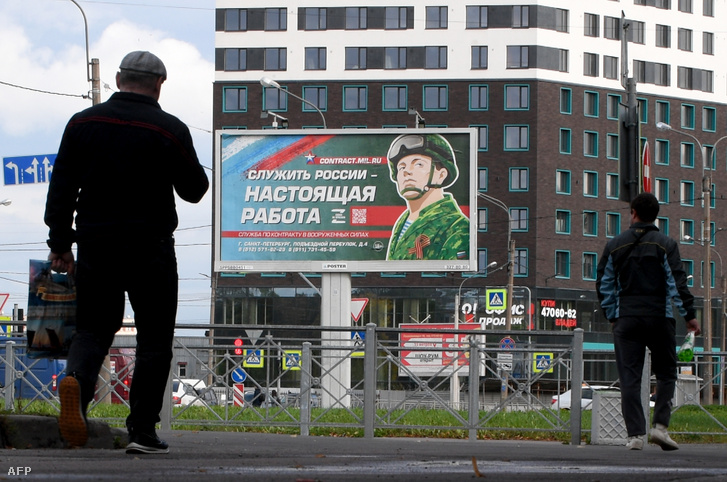 Katonákat toborzó óriásplakát Szentpéterváron 2022. szeptember 20-án