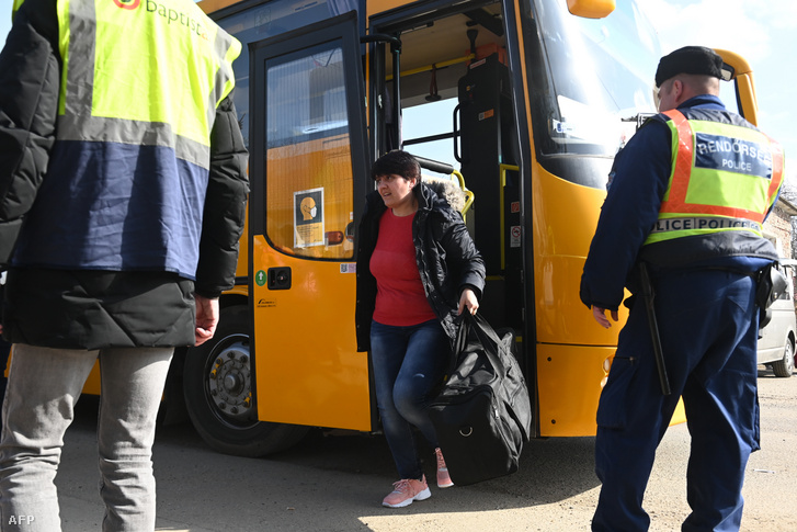 Egy ukrán menekült nő érkezik egy ideiglenes menekültközpontba a magyar-ukrán határhoz közeli tiszabecsi általános iskolában 2022. március 3-án
