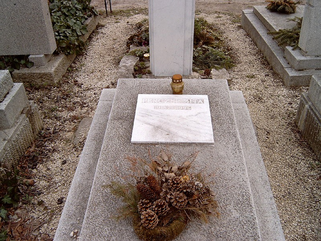 Perczel Zita sírja a Farkasréti temetőben