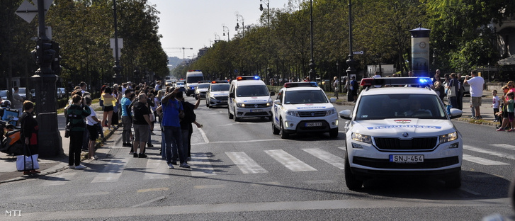 Autós felvonulás az Andrássy úton a Budapesti Rendőr-főkapitányság (BRFK), fennállásának 140. évfordulója alkalmából, 2021.-ben.