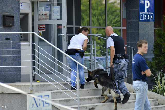 Rendőrök helyszínelnek az Eger és Környéke Takarékszövetkezet fiókja előtt az egri Kertész úton 2013. július 19-én, ahol fegyveres rablás történt.