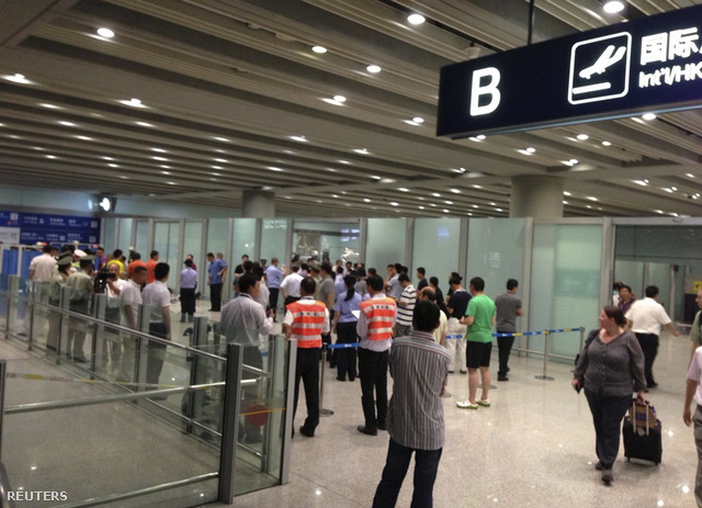 Biztonságiak a pekingi reptér B terminálján, ahol  a robbanás történt