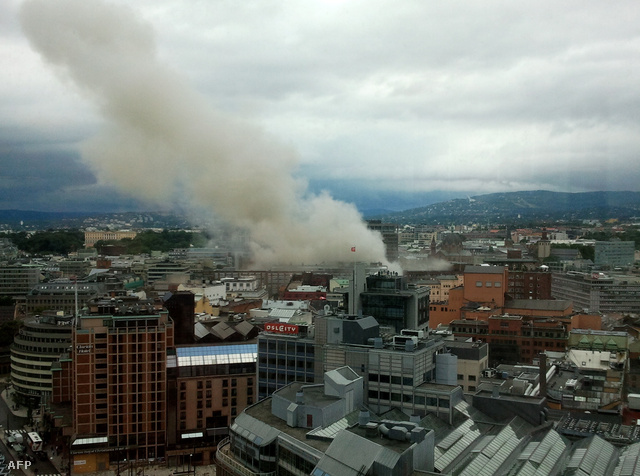Füst száll fel a felrobbantott oszlói kormányzati épületből a 2011 júliusi merénylet után