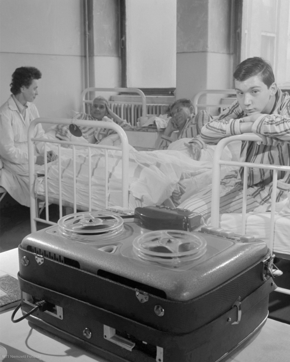 Budapest, 1962. május 29. Magnetofonról lejátszott egészségügyi tanácsadást hallgatnak a Péterfy Sándor utcai kórház egyik kórtermének betegei. A fekvőbetegek a betegségükről szóló orvosi előadásokat, a helyes étrendre, valamint a lábadozás és a gyógyulás idejére vonatkozó tanácsokat kapnak a szalagokról.