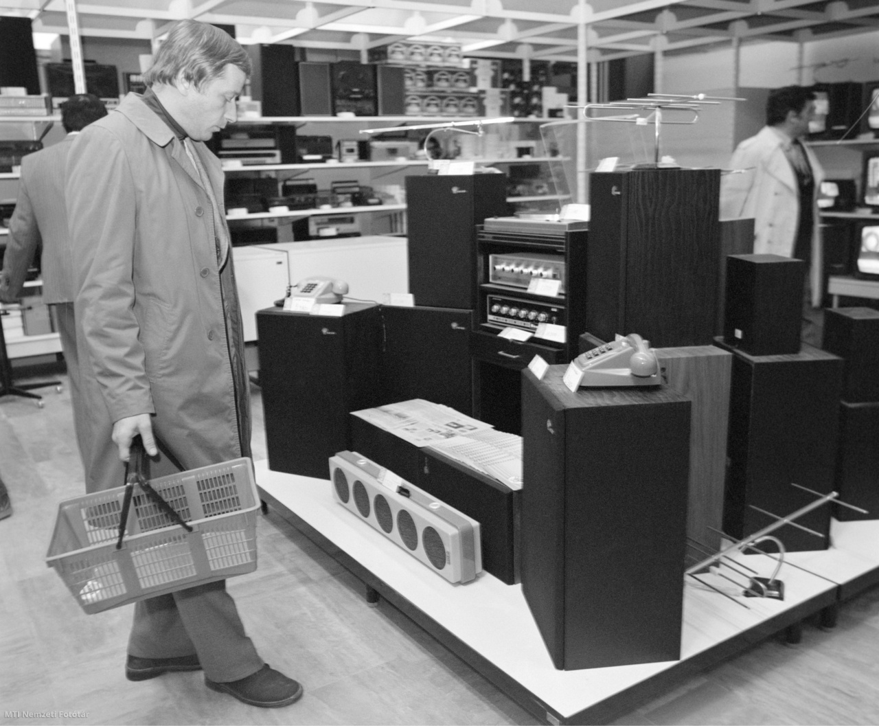 Érd, 1982. november 3. Hangszórók választékát nézi egy férfi az ÁFÉSZ (Általános Fogyasztási és Értékesítő Szövetkezet) érdi városközpontban megnyílt, közel négyezer négyzetméteres Skála Áruházának műszaki osztályán.