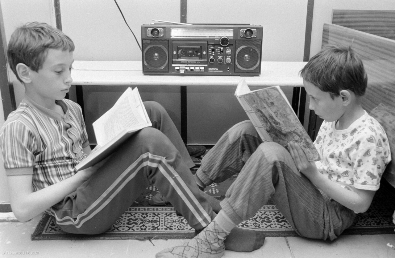 Komárom, 1985. május 16. Egymással szemben ülve olvas két fiú a Dobi István Gyermekvárosban, ahol óvodáskoruktól a felnőtté válásukig biztosítanak otthont a rászoruló gyermekek számára.