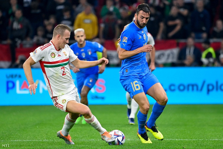 Lang Ádám (b) és az olasz Bryan Cristante a labdarúgó Nemzetek Ligája A divíziója 3. csoportjában játszott Magyarország–Olaszország-mérkőzésen a Puskás Arénában 2022. szeptember 26-án