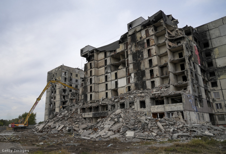 Egy lebombázott lakóépület Mariupolban Ukrajnában 2022. szeptember 26-án
