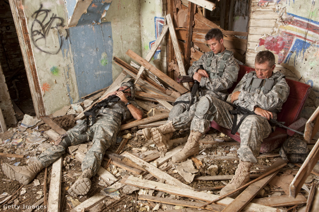 A katonák néha roppant kényelmetlen körülmények között kénytelenek aludni