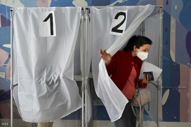 Szavazófülkéből kilépő nő egy melitopoli szavazóhelyiségben 2022. szeptember 27-én az Ukrajna orosz megszállás alatt álló régióinak Oroszországhoz való csatlakozásáról tartott népszavazáson