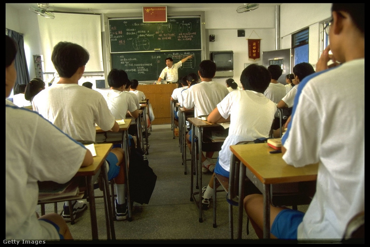 Kínai fiú diákok egy shenzeni iskolában.