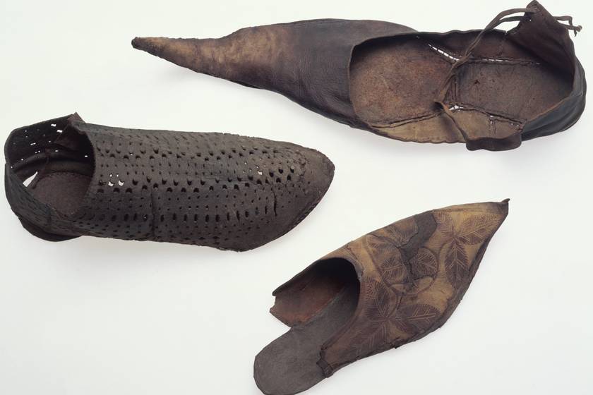 A csőrös cipők trendje Lengyelországból terjedt el 1340-ben, és sokáig tarolt a középkorban, egészen 1475-ig nagyon népszerű darabnak számított. A hosszított orrú cipőben nagyon nehéz volt járni, így minél hosszabb volt az eleje, annál magasabb rangú illető viselhette, hiszen neki nem volt szüksége arra, hogy valahova sietve menjen.
