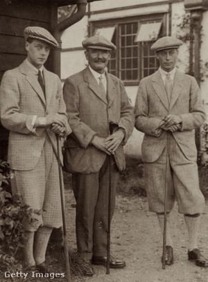 Eduárd (balra) és öccse, a későbbi VI. György egy skót golfjátékos, Fred Herd (középen) társaságában