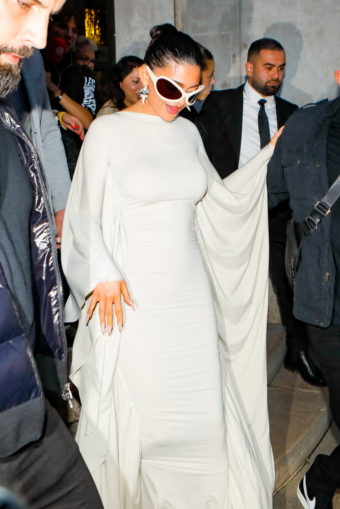 Kylie Jenner is megjelent a párizsi divathéten, ahol éppen a 2023-as tavaszi/nyári női kollekciót mutatták be
