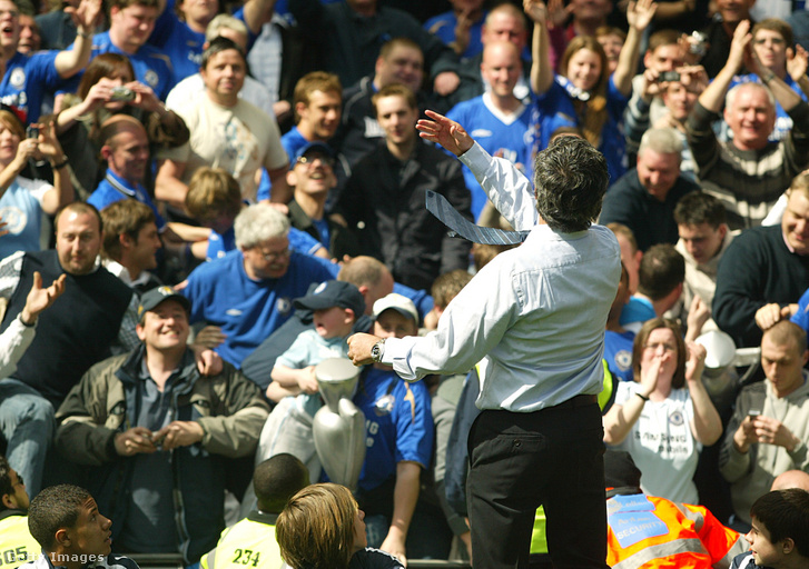 José Mourinho kihajítja a Chelsea-B közép tribünjére saját (akkor mindenki azt hitte) bajnoki aranyérmét 2006. április 29-én