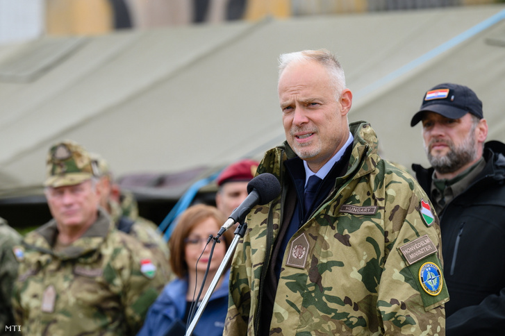 Szalay-Bobrovniczky Kristóf honvédelmi miniszter beszédet mond a Brave Warrior 2022 többnemzeti zászlóaljharccsoport által végrehajtott komplex harcászati gyakorlat értékelésén Hajmáskér közelében 2022. szeptember 29-én