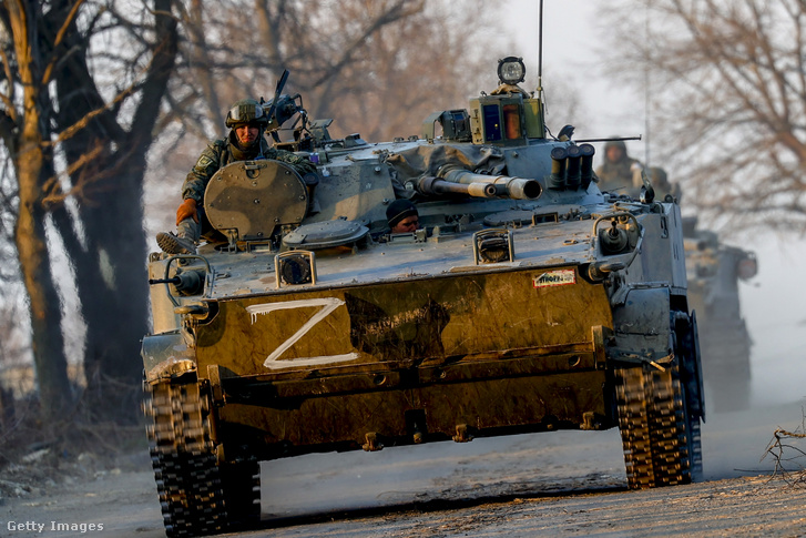 Orosz tank halad el Donyeckben, Volnovaha körzetben 2022. március 26-án