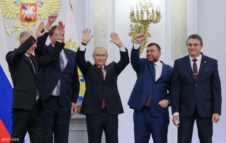 Vlagyimir Putyin és az oroszok által beiktatott ukrajnai területek vezetői a ceremónián, 2022. szeptember 30-án