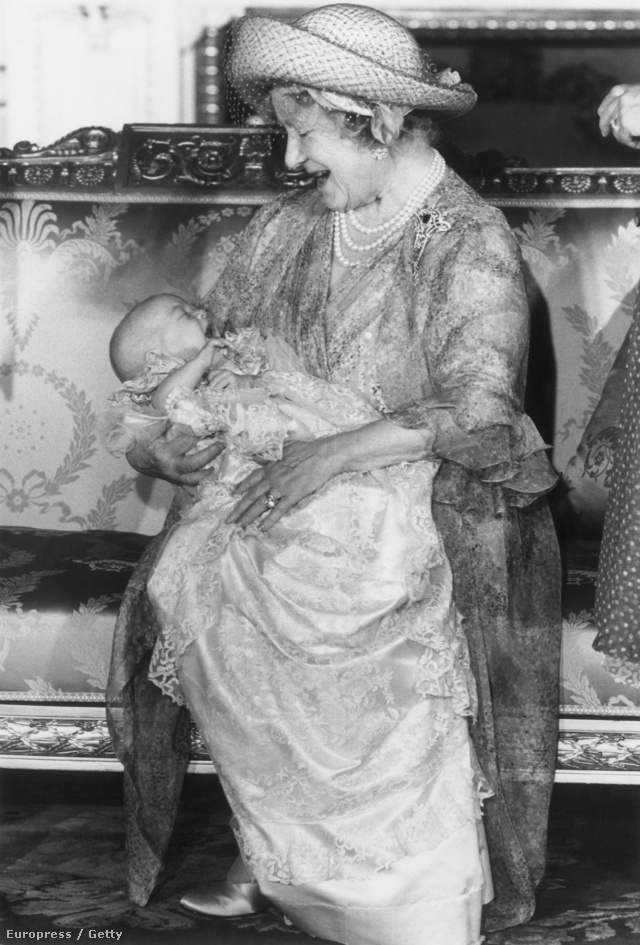 II. Erzsébet királynő édesanyja és Vilmos herceg, utóbbi keresztelőjén