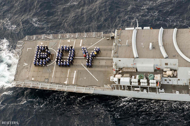 Az HMS Lancaster legénysége a BOY szó formázásával meglehetősen tárgyilagosan nyilatkozik a témáról