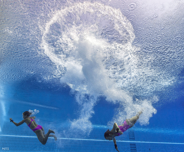 Kormos Gyöngyvér Villő és Reisinger Zsófia a barcelonai műugró-világbajnokság női 10 méteres párosainak selejtezőjében 2013. július 22-én.