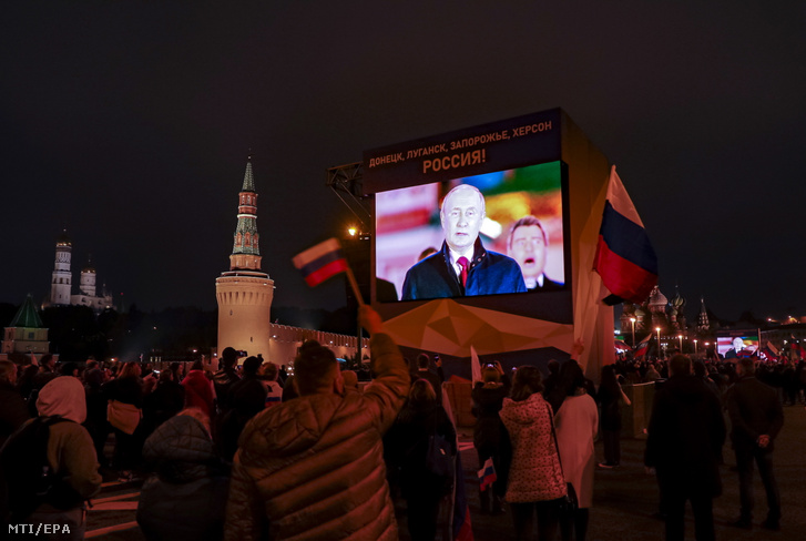 Vlagyimir Putyin orosz elnök élő televíziós beszédét közvetítik Moszkva belvárosában 2022. szeptember 30-án