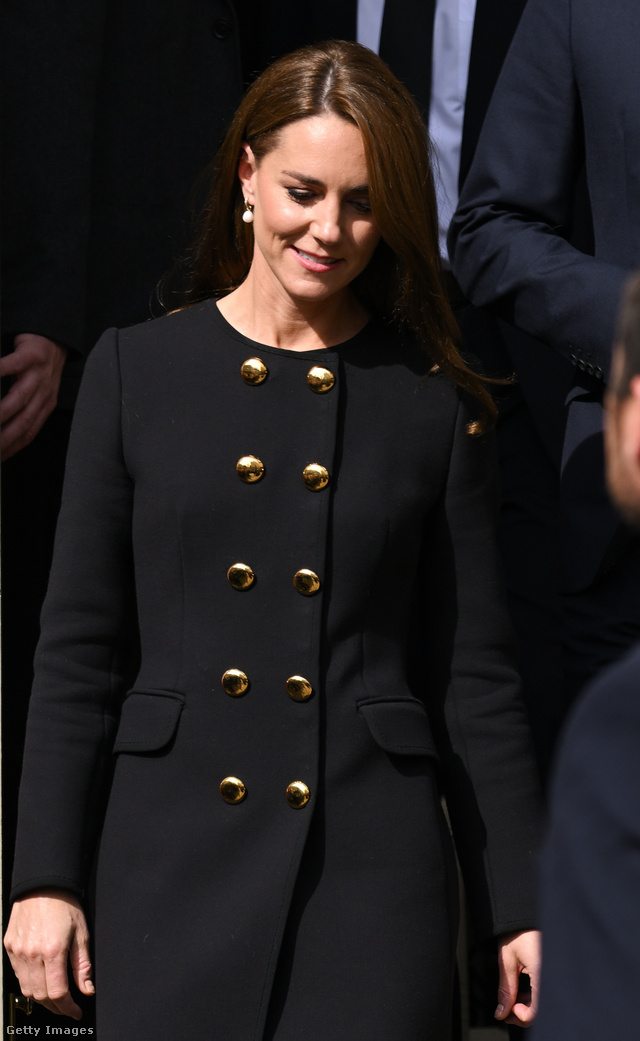 A gyász miatt Kate Middleton eddig fekete kabátot viselt